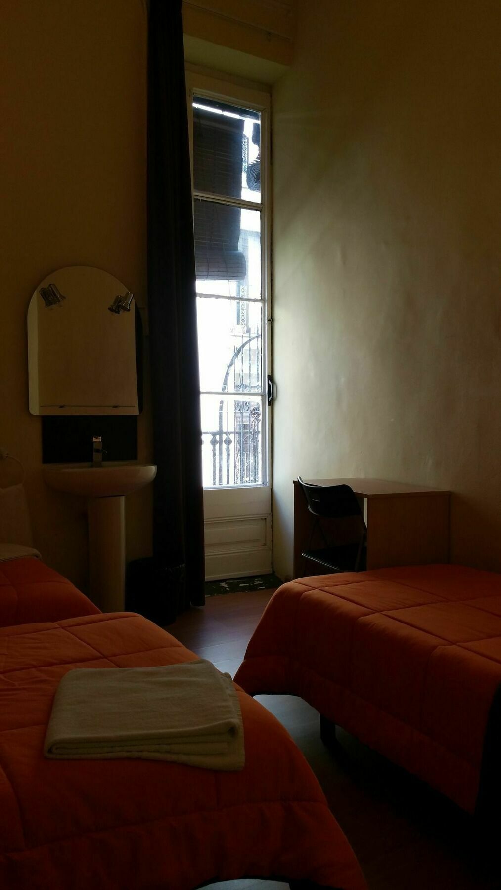 Hostal Mimi Las Ramblas Barcelona Exterior photo