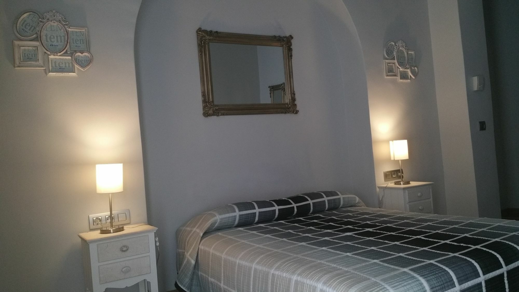 Hostal Mimi Las Ramblas Barcelona Exterior photo